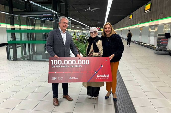 La delegada territorial de Fomento, Articulación del Territorio y Vivienda de la Junta de Andalucía en Málaga, María Rosa Morales; el director general de Metro de Málaga, Fernando Lozano; y la usuaria 100 millones del metro de Málaga