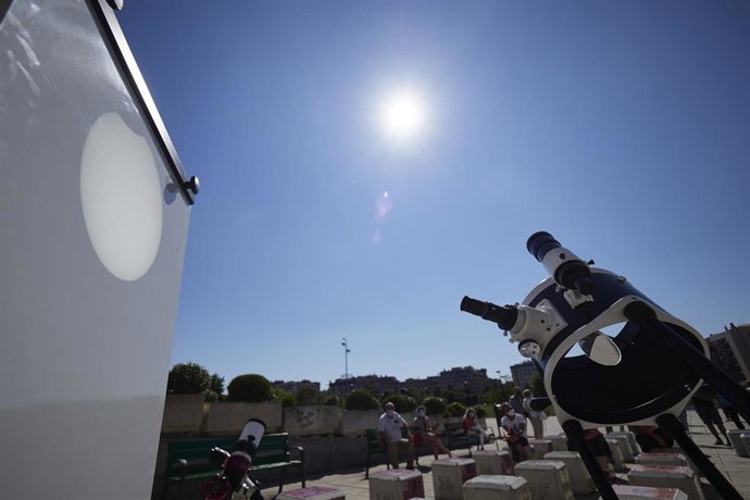 Archivo - Un telescopio frente a una lona para proyectar el eclipse solar de este jueves, en la explanada del Planetario de Pamplona, a 10 de junio de 2021, en Pamplona, Navarra (España). 