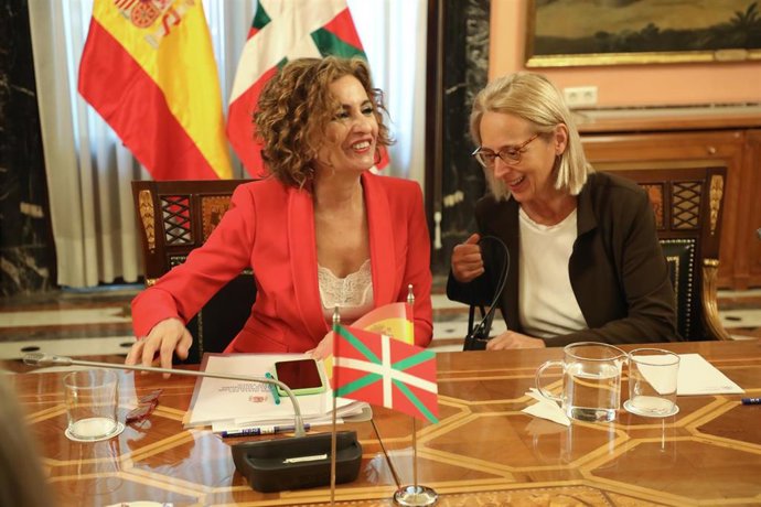 Archivo - La vicepresidenta primera del Gobierno y ministra de Hacienda, María Jesús Montero (i) y la secretaría General de Financiación Autonómica y Local, Inés Olóndriz de Moragas (d).