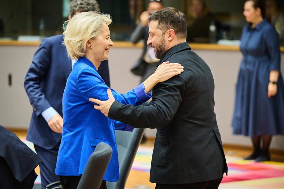 Archivo - El presidente Volodímir Zelenski (d) estrecha la mano de la presidenta de la Comisión Europea, Ursula von der Leyen, durante la Cumbre en el edificio del Consejo Europeo en Bruselas.