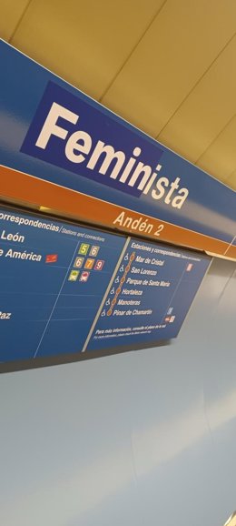 Colocan pegatinas con lemas feministas por el 8M en estaciones de Metro de Madrid