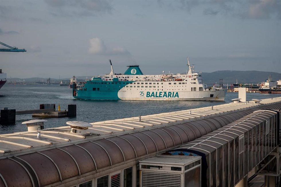 Archivo - Un ferri de Balearia en el puerto de Algeciras. ARCHIVO.