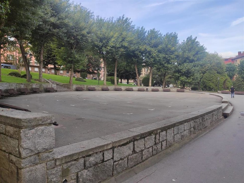Archivo - Parque del Campillín y calle Arzobispo Guisasola, en Oviedo