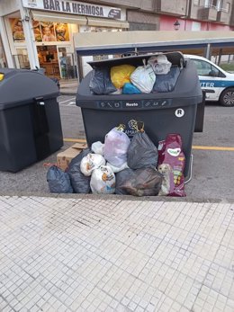 Archivo - Nuevos contenedores de basura con basura en foto de archivo