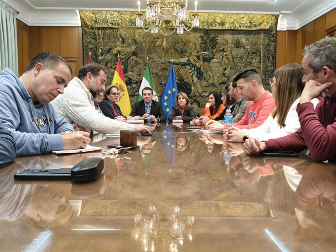 (Desde izda., al fondo) Torrent, Bellido, López y Gálvez, en la reunión celebrada en el Ayuntamiento con los representantes de los trabajadores de Hitachi Energy en Córdoba, en una imagen de archivo.