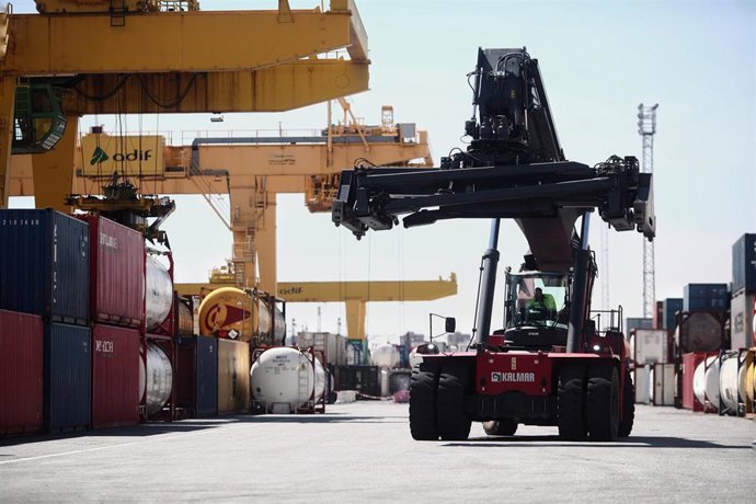 Archivo - Un vehículo de recogida trabaja en la estación de mercancías Abroñigal, a 7 de abril de 2021, en Madrid (España). El gigantesco buque Ever Given fue desencallado el pasado 29 de marzo después de una semana bloqueando la vía del Canal de Suez. De