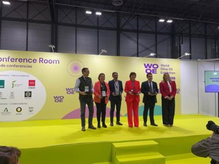 Inés Arco (3d) con el premio otorgado a la Diputación en la 13ª World Olive Oil Exhibition.