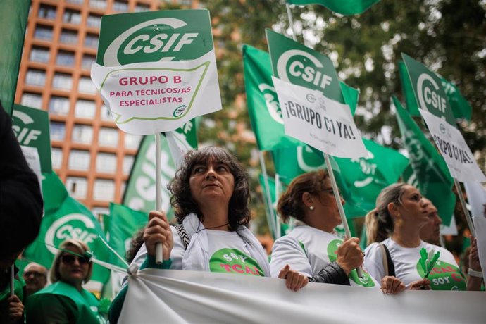 Archivo - Imagen de archivo de una concentración de CSIF frente al Ministerio de Sanidad.