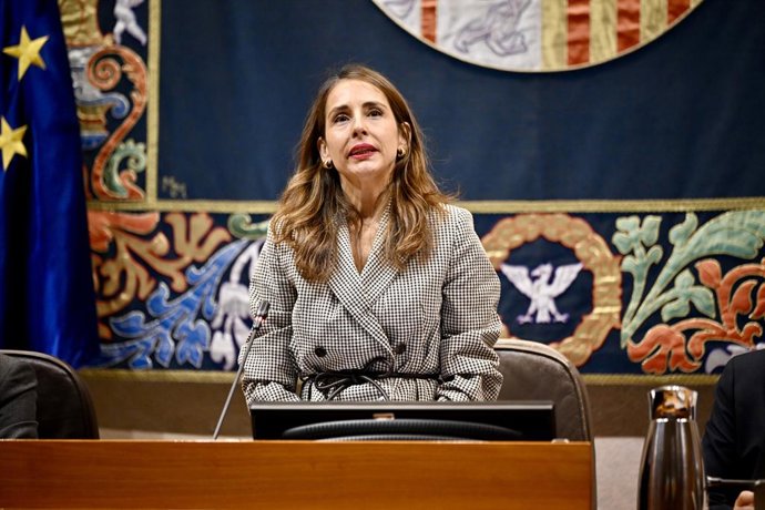A nova presidente das Cortes de Aragão, María Navarro, durante a sessão plenária constitutiva da XII legislatura das Cortes de Aragão, em 3 de março de 2026, em Saragoça, Aragão (Espanha). As Cortes de Aragão celebram a sessão constitutiva da XII legislat