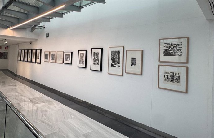 La muestra reúne 80 obras que permiten recorrer su evolución técnica y su aportación decisiva a la gráfica actual, marcada por el uso de la linografía como lenguaje plástico de alta potencia simbólica y crítica