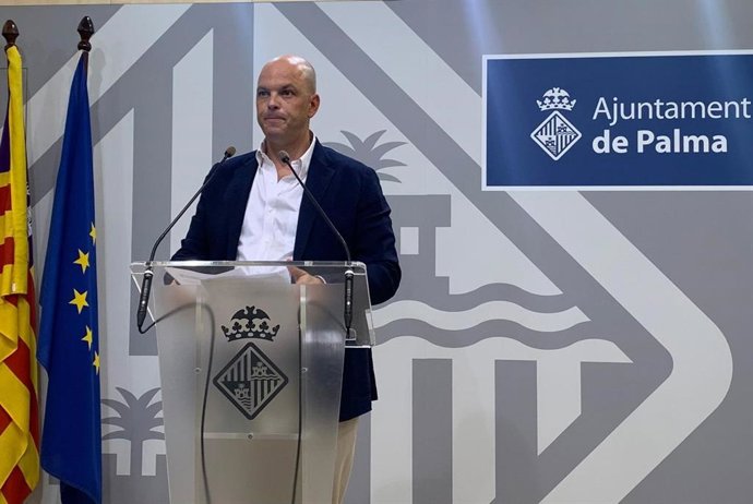 Archivo - El teniente de alcalde y regidor de Urbanismo y Vivienda, Óscar Fidalgo, en rueda de prensa.