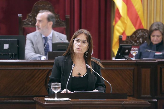 Archivo - La portavoz de Vox en el Parlament, Manuela Cañadas, durante la segunda jornada del Debate de Política General, en el Parlament balear, a 8 de octubre de 2025, en Palma de Mallorca, Mallorca, Baleares (España). 