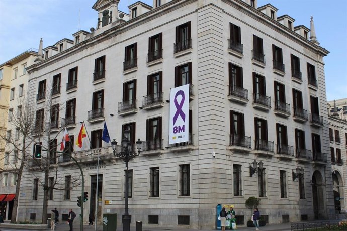 Pancarta 8M en la fachada de la sede de la Delegación del Gobeirno en Cantabria.