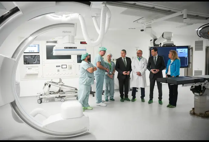 El presidente de la Junta de Andalucía, Juanma Moreno (2d), junto al consejero de Sanidad, Presidencia y Emergencias, Antonio Sanz (4i), visita las nuevas instalaciones del Hospital Costa del Sol inaugurado este martes.