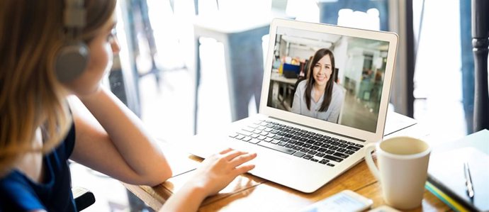 Archivo - Mujer teletrabajando. 