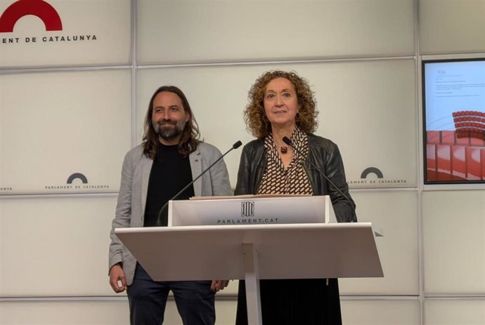 La portavoz de ERC en el Parlament, Ester Capella, acompañada por el portavoz adjunto de la formación, Jordi Albert