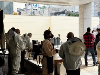 Apicultores se concentran en Ourense, a la entrada del Centro Comercial Ponte Vella, contra una miel importada "pirata" y el acuerdo europeo de Mercosur