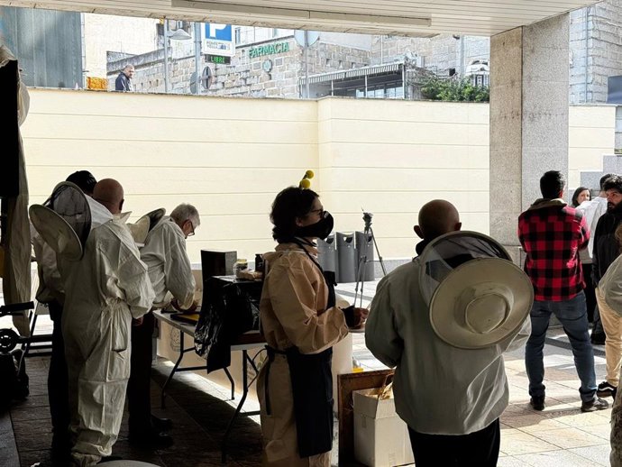 Apicultores se concentran en Ourense, a la entrada del Centro Comercial Ponte Vella, contra una miel importada "pirata" y el acuerdo europeo de Mercosur