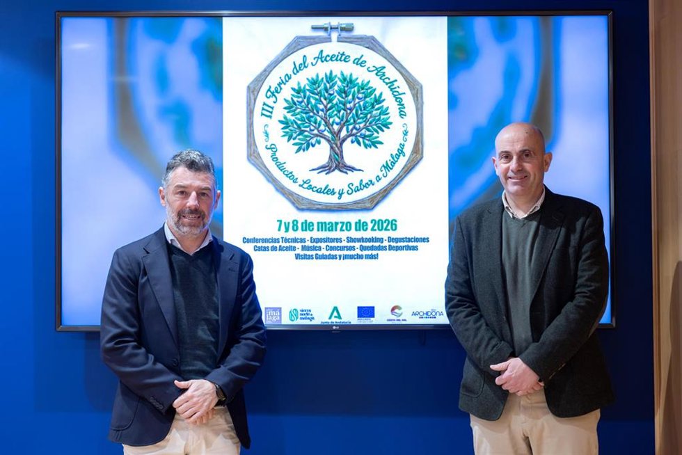 El vicepresidente de la Diputación Provincial, Juan Rosas, junto al alcalde de Archidona, Manuel Almohalla, durante la presentación del encuentro y el programa de actividades que se desarrollará en la conocida plaza Ochavada del municipio