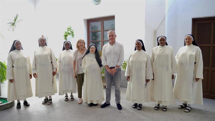 El alcalde de Sevilla, durante una visita a uno de los conventos de la ciudad.