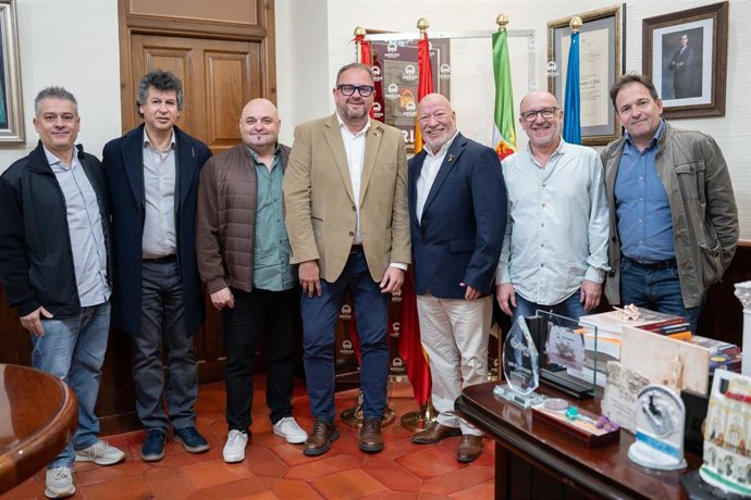 Visita al Ayuntamiento de Mérida del empresario estadounidense Wilberto Pérez con motivo de la inauguración del Mit Jazz