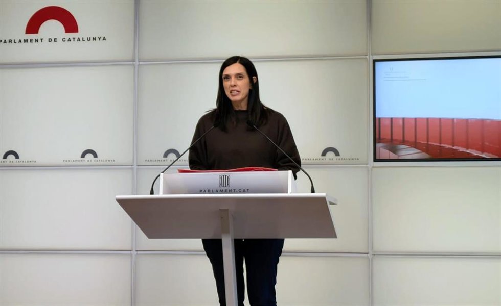 La portavoz del PSC-Units en el Parlament, Elena Díaz, en una rueda de prensa