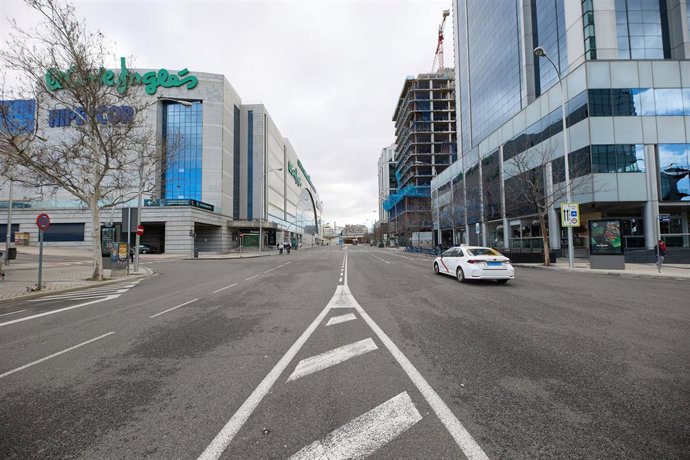 Archivo - Fachada del Corte Inglés de Méndez Álvaro