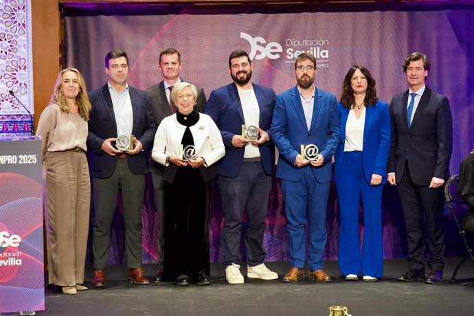 Foto de familia en la entrega de los premios INPRO de la Diputación de Sevilla.