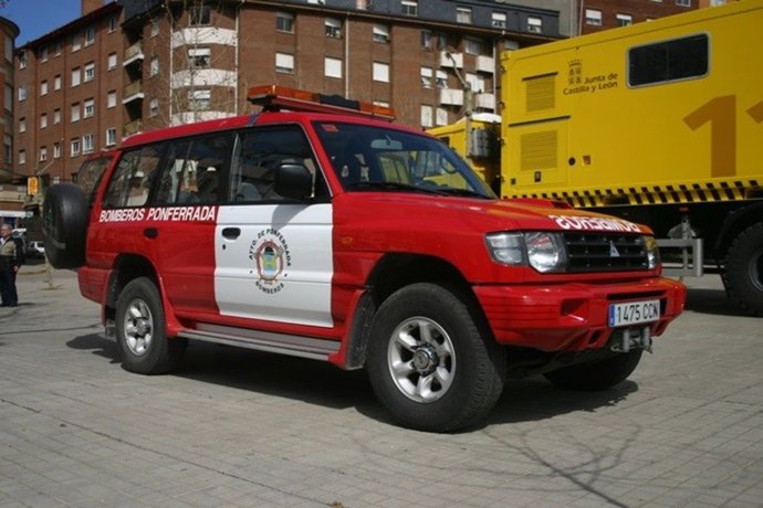 Archivo - Vehículo de los bomberos de Ponferrada.