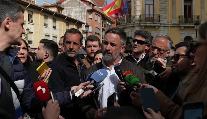 El presidente de Vox, Santiago Abascal, en un encuentro con los medios de comunicación en La Bañeza (León), durante una jornada en la que acompaña al candidato de Vox a la Presidencia de la Junta, Carlos Pollán.