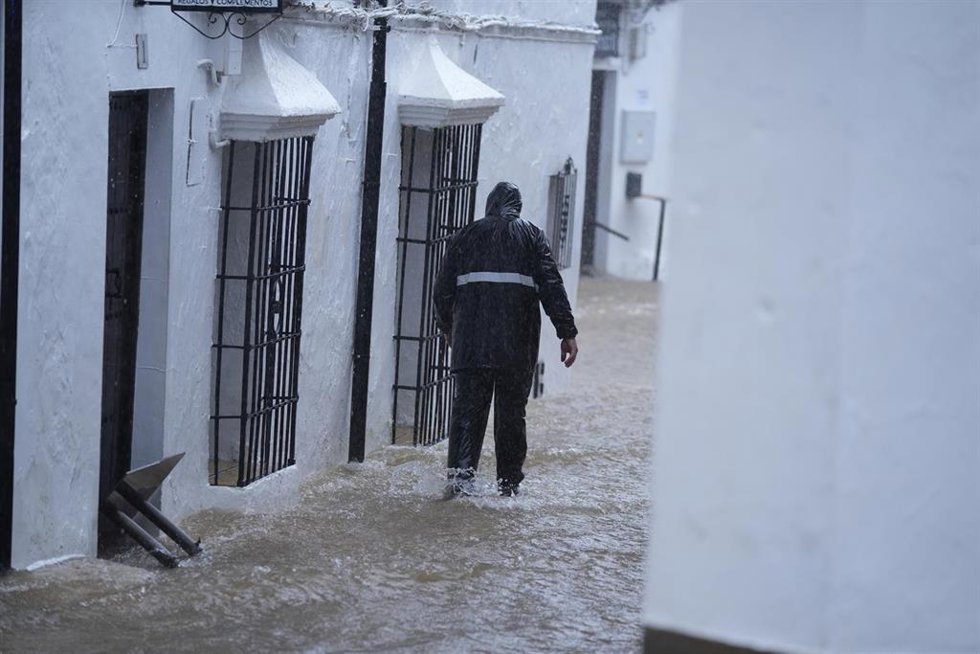 Imagen de una de las calles inundadas en Grazalema (Cádiz) en el tren de borrascas de este pasado mes de febrero en Andalucía