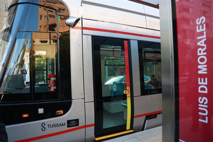 Archivo - El tranvía una parada en Sevilla. Imagen de archivo.
