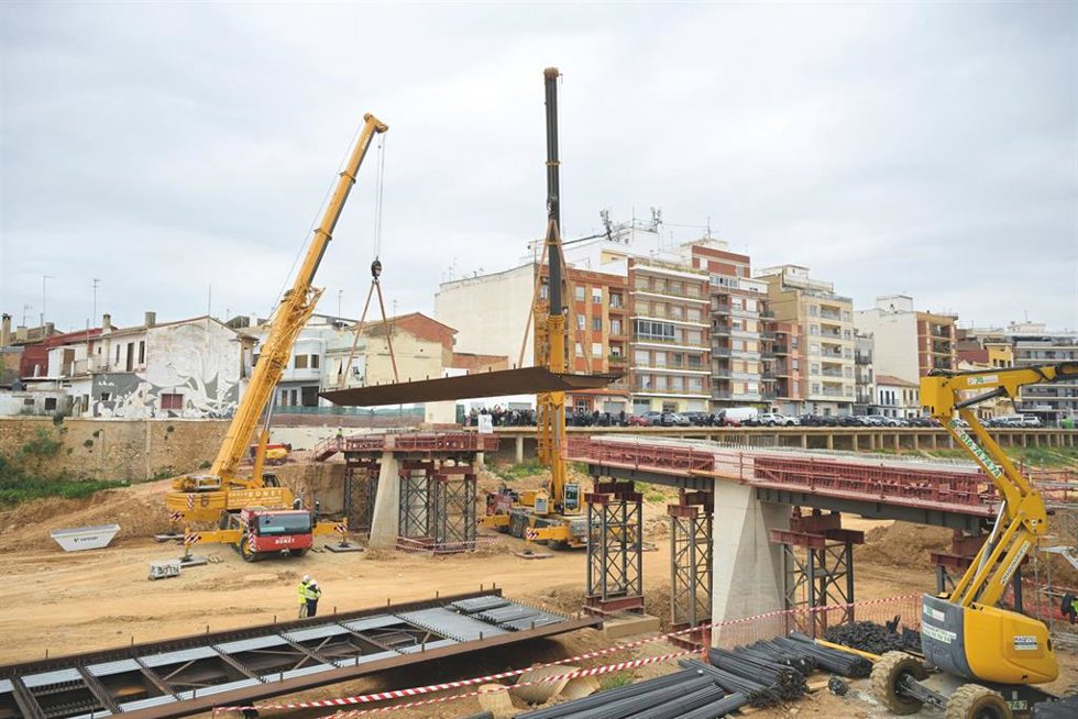 Dos plataformas llegan desde galicia para la construcción de la nueva pasarela de Paiporta (Valencia)