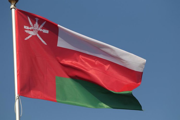 Archivo - September 25, 2024, Saint Petersburg, Russia: The national flag of the Sultanate of Oman, fluttering in the wind on a flagpole in Saint Petersburg, Russia.
