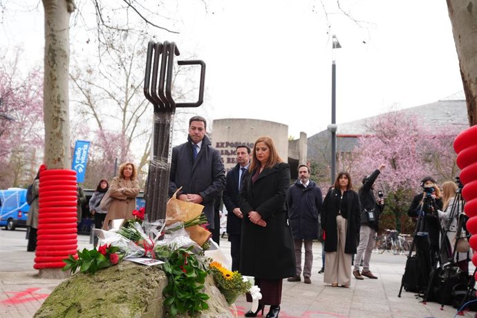 El lehendakari, Imanol Pradales, y la consejera de Justicia y Derechos Humanos, María Jesus San José, ante el monolito en recuerdo a las víctimas de la matanza