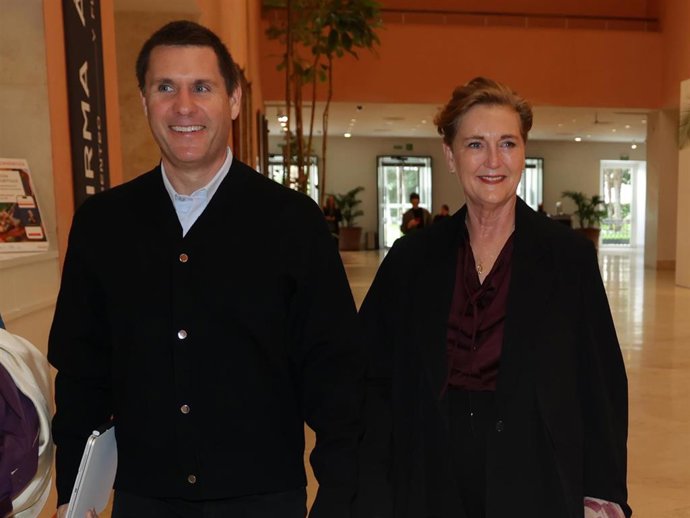 Markus Reymann y Francesca Thyssen durante la presentación de la exposición 'Pedagogías de guerra' en el Museo Thyssen