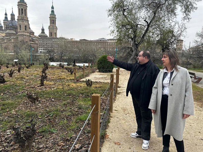 La portavoz del grupo municipal del PSOE en el Ayuntamiento de Zaragoza, Lola Ranera, junto al presidente de la Asociación de Vecinos Tío Jorge-Arrabal, Rafael Tejedor, en las vides del parque de Macanaz