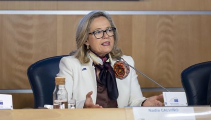 Calviño cree que la crisis en Oriente Próximo hace más urgente reducir la dependencia de combustibles fósiles