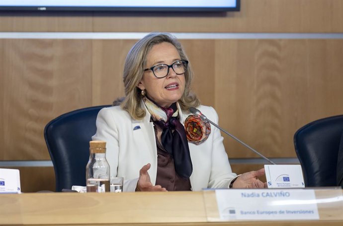 A presidente do Grupo BEI, Nadia Calviño, durante uma coletiva de imprensa na sede da Comissão Europeia em Madri, em 9 de fevereiro de 2026, em Madri (Espanha). Calviño informou sobre as atividades e o impacto do Grupo Banco Europeu de Investimentos (
