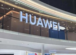 Logotipo de Huawei en su instalación en Mobile World Congress