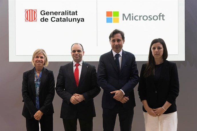El secretari de Telecomunicacions, Albert Tort, i el president de Microsoft Espanya, Paco Salcedo, durant l'MWC