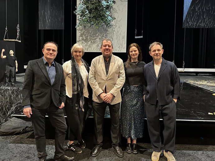 El equipo artístico de la ópera es el mismo que triunfó en 2017 con Billy Budd y en 2021 con Peter Grimes, ambas de Benjamin Britten: Ivor Bolton, en la dirección musical; Deborah Warner, en la dirección de escena y Kim Brandstrup, en la coreografía.