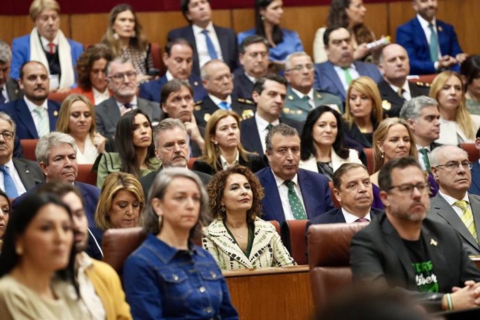 La vicepresidenta primera y ministra de Hacienda y candidata a la Junta de Andalucía del PSOE-A, María Jesús Montero, y la exsecretaria general del PSOE-A Susana Díaz, en el Pleno del Parlamento el día de Andalucía, el pasado 28 de febrero. (Foto archivo)