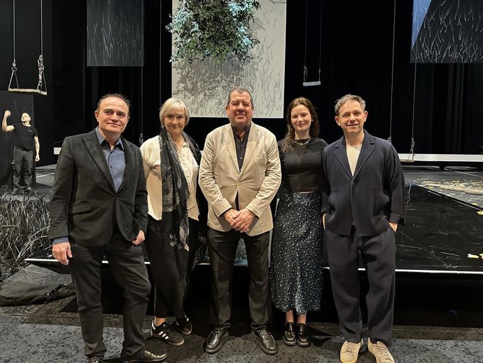 El equipo artístico de la ópera es el mismo que triunfó en 2017 con Billy Budd y en 2021 con Peter Grimes, ambas de Benjamin Britten: Ivor Bolton, en la dirección musical; Deborah Warner, en la dirección de escena y Kim Brandstrup, en la coreografía.