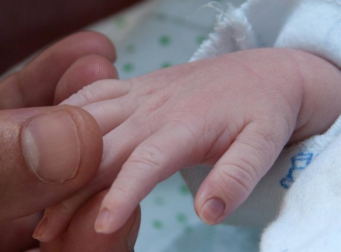 Imagen de archivo de la mano de un bebé.