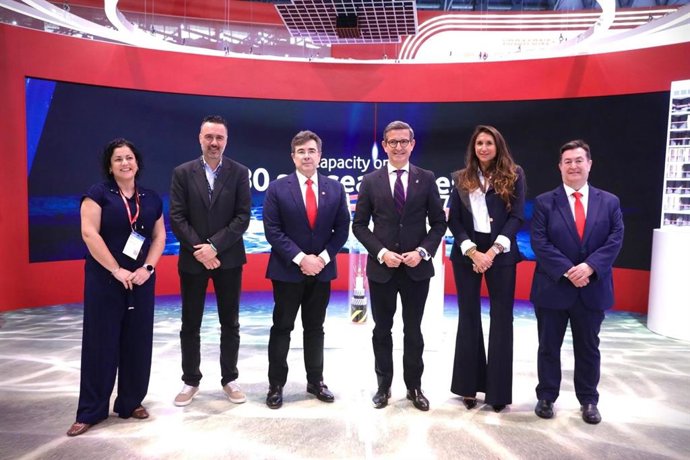 El consejero de Industria, Energía y Minas y presidente de la Agencia Digital de Andalucía (ADA), Jorge Paradela, en una charla con la directora de Sector Público de Vodafone España, Teresa Llamas, en el marco del Mobile World Congress de Barcelona.
