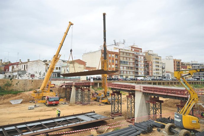 Dos plataformes arriben des de galicia per a la construcció de la nova passarel·la de Paiporta 