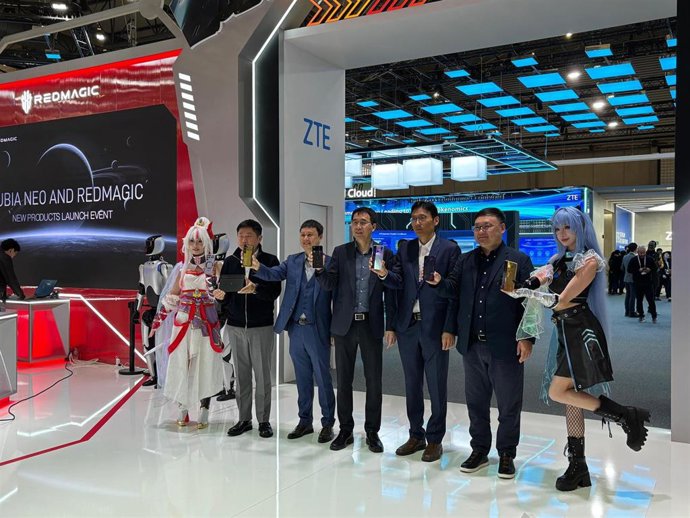 Directivos de ZTE durante la presentación del nubia Neo 5.
