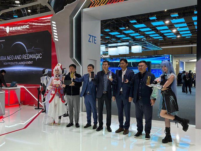 Directivos de ZTE durante la presentación del nubia Neo 5.