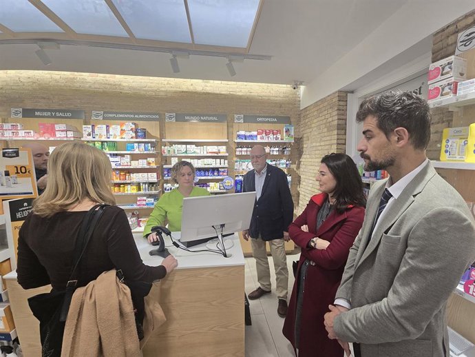 Visita del Micof a una farmàcia on pacients de Miuface ja accedixen a la recepta electrònica